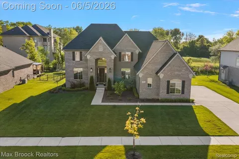 1942 Nottingham Dr, Rochester Hills, MI 48307