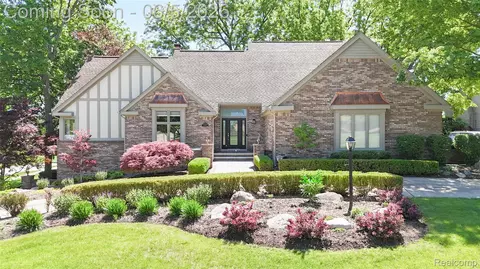 6514 Shagbark Dr, Troy, MI 48098
