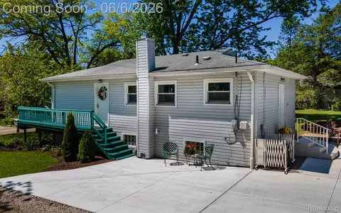 3402 Mahopac Dr, Orion, MI 48360