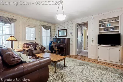 Living - 410 N Eagle St, Marshall, MI 49068 photo 1 of 9