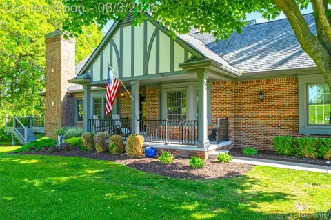 156 Sandhills Ln, Lake Orion, MI 48362