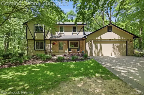 4457 Fettig Trl, White Lake, MI 48383