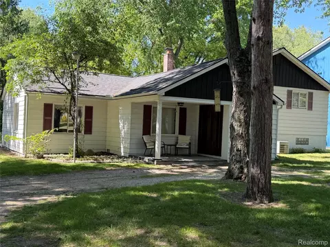 8420 Pacton Dr, Shelby Township, MI 48317