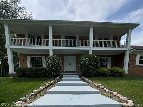 4355 Driftwood Dr, Commerce, MI 48382