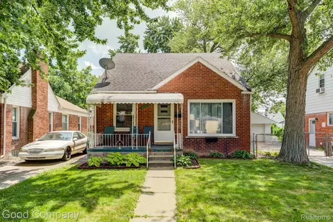 20420 Roscommon St, Harper Woods, MI 48225
