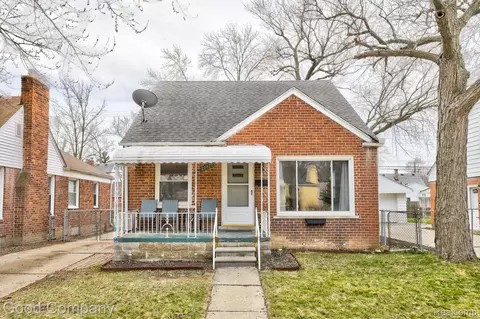 20420 Roscommon St, Harper Woods, MI 48225