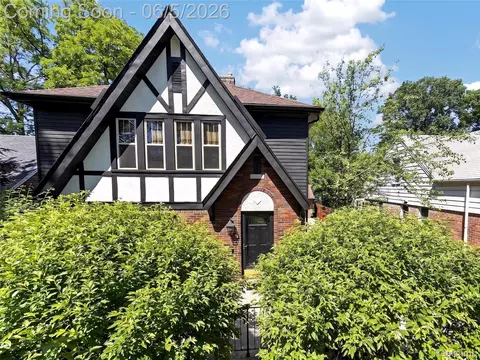 108 Maplefield Rd, Pleasant Ridge, MI 48069