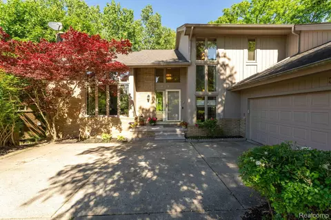 39200 Heatherbrook Dr, Farmington Hills, MI 48331