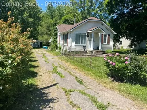 1086 Forest Ave, Burton, MI 48509