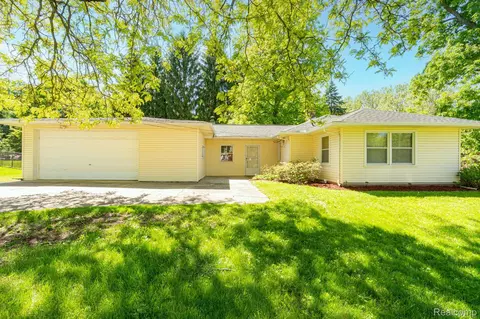 426 Driftwood Ave, Rochester Hills, MI 48307