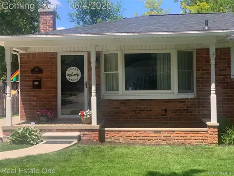 769 Manordale Ct, Milford, MI 48381
