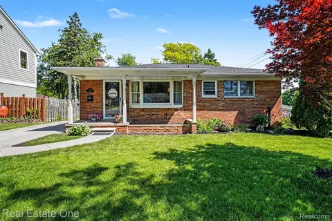 769 Manordale Ct, Milford, MI 48381