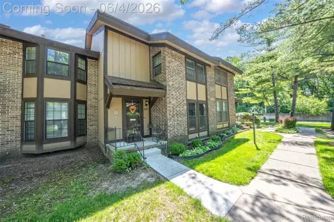 25155 Greenbrooke Dr, Southfield, MI 48033