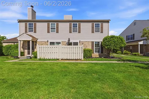 15794 Charleston Dr, Clinton Township, MI 48038