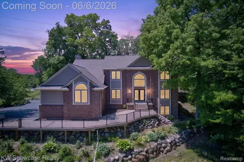 6220 Whispering Meadows Dr, White Lake, MI 48383