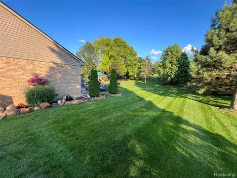 9095 Rotondo Dr, Howell, MI 48855
