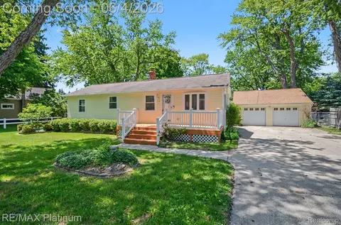 968 Beckley Ave, Oxford, MI 48371