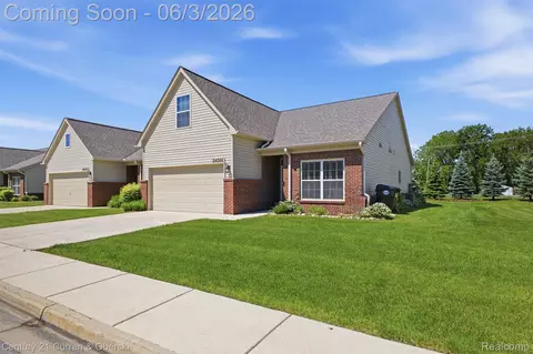 24066 Hemlock Dr, Flat Rock, MI 48134