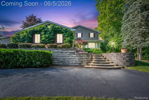7841 Rampart Trl, Waterford, MI 48327