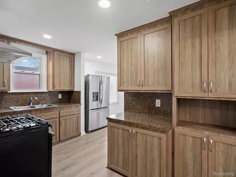 23409 Carlisle Ave, Hazel Park, MI 48030