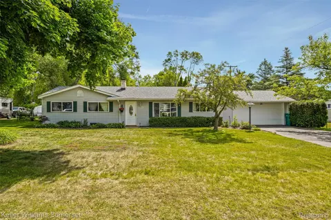 5550 Mary Sue St, Independence, MI 48346
