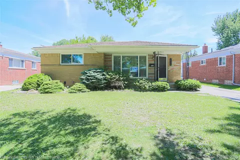 28806 Rockwood St, Saint Clair Shores, MI 48081