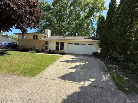 857 Panorama Dr, Milford, MI 48381