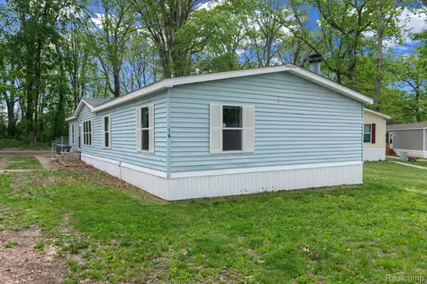 16 Canary Hill Dr, Orion, MI 48359