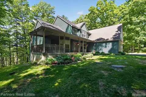4053 Rolling Acres Dr, Hartland, MI 48353