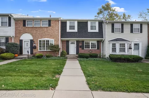 19580 Crystal Lake Dr, Northville, MI 48167