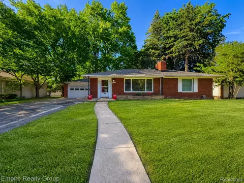 17300 Buckingham Ave, Beverly Hills, MI 48025
