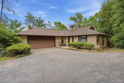10646 Kenicott Trl, Brighton, MI 48114