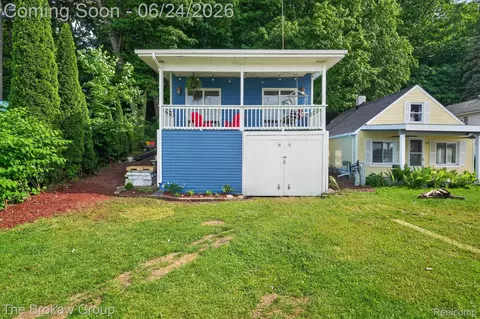 2076 Gray Park Dr, Oregon, MI 48446