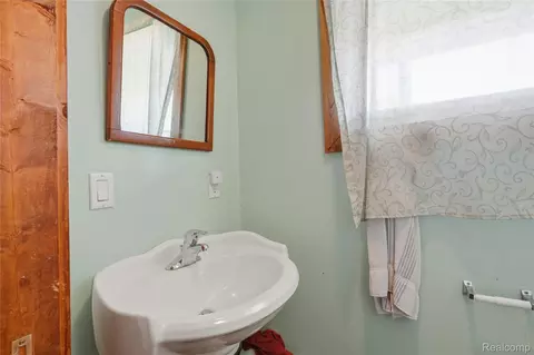 Bath - 11583 Cape Cod St, Taylor, MI 48180 photo 5 of 5