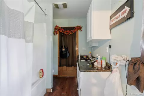 Bath - 11583 Cape Cod St, Taylor, MI 48180 photo 2 of 5