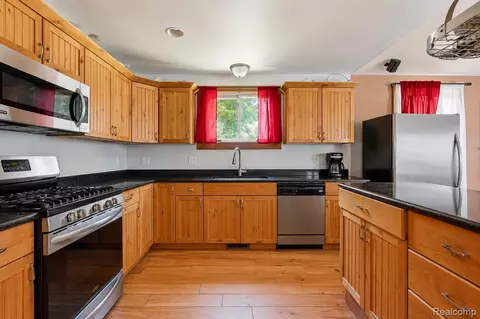 Kitchen - 11583 Cape Cod St, Taylor, MI 48180 photo 3 of 9
