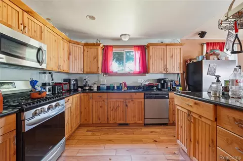 Kitchen - 11583 Cape Cod St, Taylor, MI 48180 photo 4 of 9