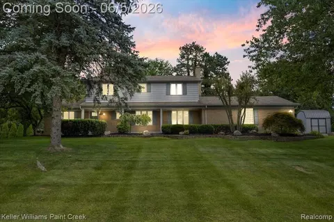 6966 Killarney Dr, Troy, MI 48098