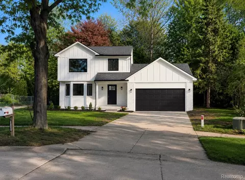 12602 Beresford Dr, Sterling Heights, MI 48313