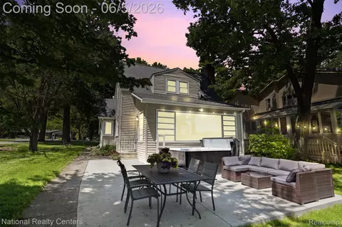 3889 Lakewood Dr, Waterford, MI 48329
