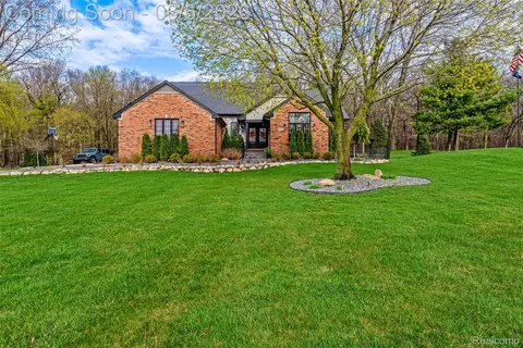 2167 Mayfair Dr, White Lake, MI 48383