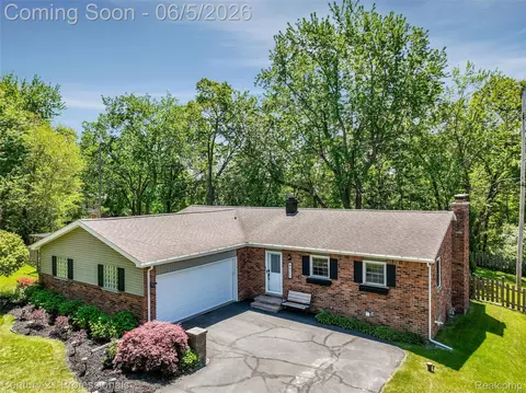 4921 Huron Dr, Independence, MI 48348