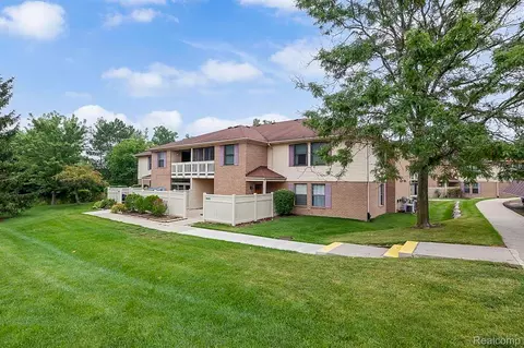 61200 Greenwood Dr, South Lyon, MI 48178