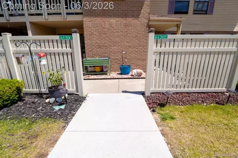 61200 Greenwood Dr, South Lyon, MI 48178