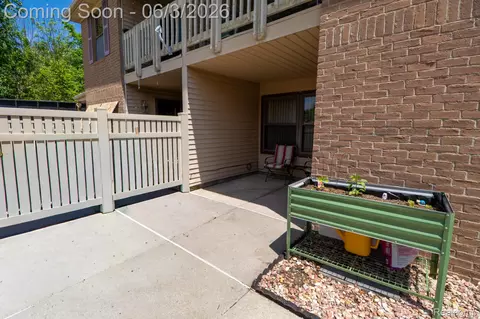 61200 Greenwood Dr, South Lyon, MI 48178
