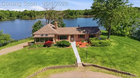 725 Deerpath Ct, Brandon, MI 48462