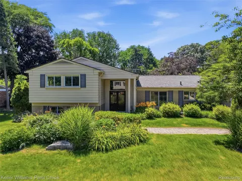 4016 Iverness Ln, West Bloomfield, MI 48323