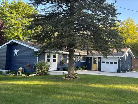 3301 W Huckleberry Trl, Surrey, MI 48622
