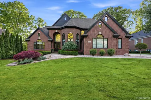 56173 Parkview Dr, Shelby Township, MI 48316