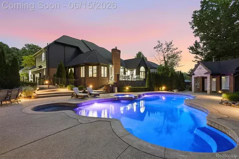 56173 Parkview Dr, Shelby Township, MI 48316